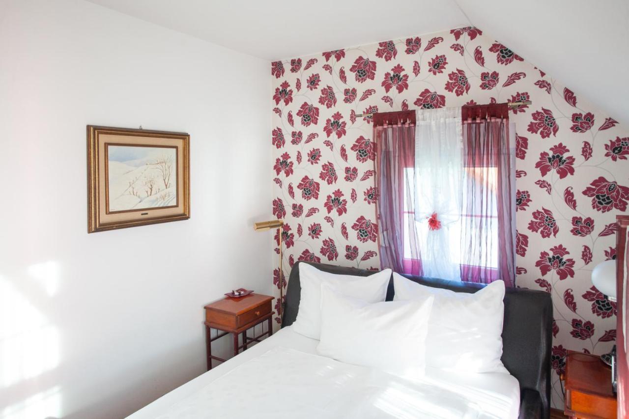 Vila Rosa Vukovar Bed & Breakfast エクステリア 写真